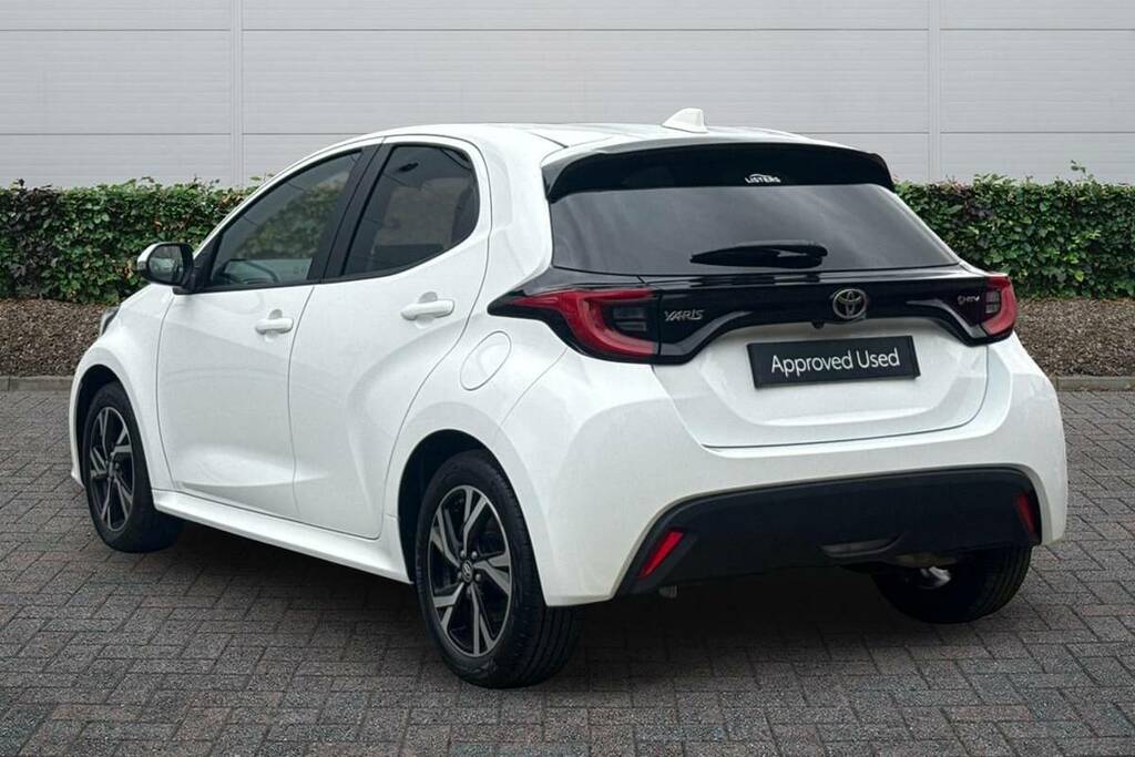 Toyota Yaris 1.5 Hybrid Design Cvt White
