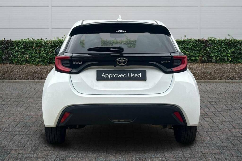 Toyota Yaris 1.5 Hybrid Design Cvt FY25SUF White #3