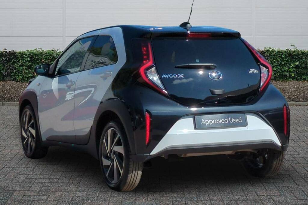 Toyota Aygo X 1.0 Vvt-i Edge VU24UOO White #2