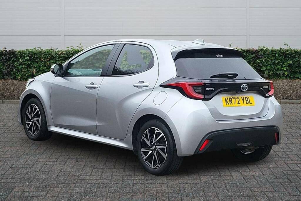 Toyota Yaris 1.5 Hybrid Design Cvt Silver #2