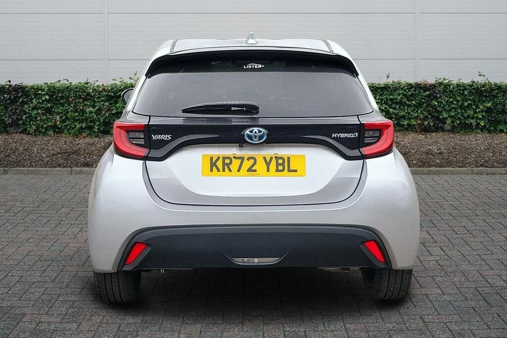 Toyota Yaris 1.5 Hybrid Design Cvt Silver #4
