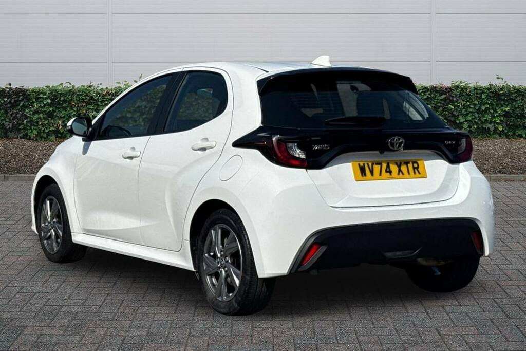 Toyota Yaris 1.5 Hybrid Icon Cvt White #2