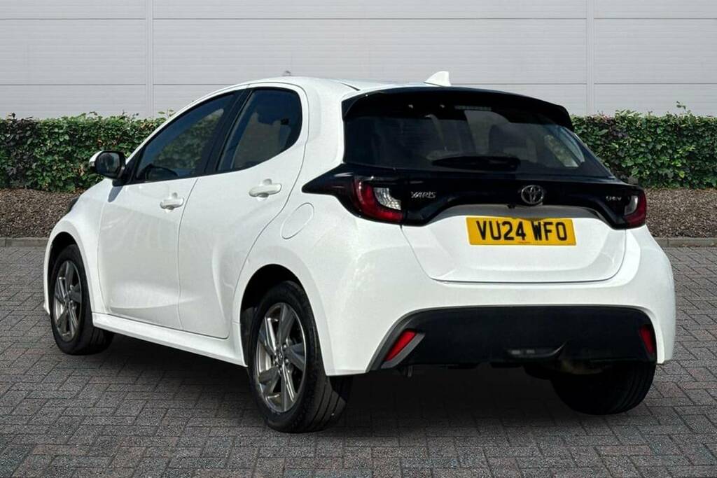 Toyota Yaris 1.5 Hybrid Icon Cvt White #2