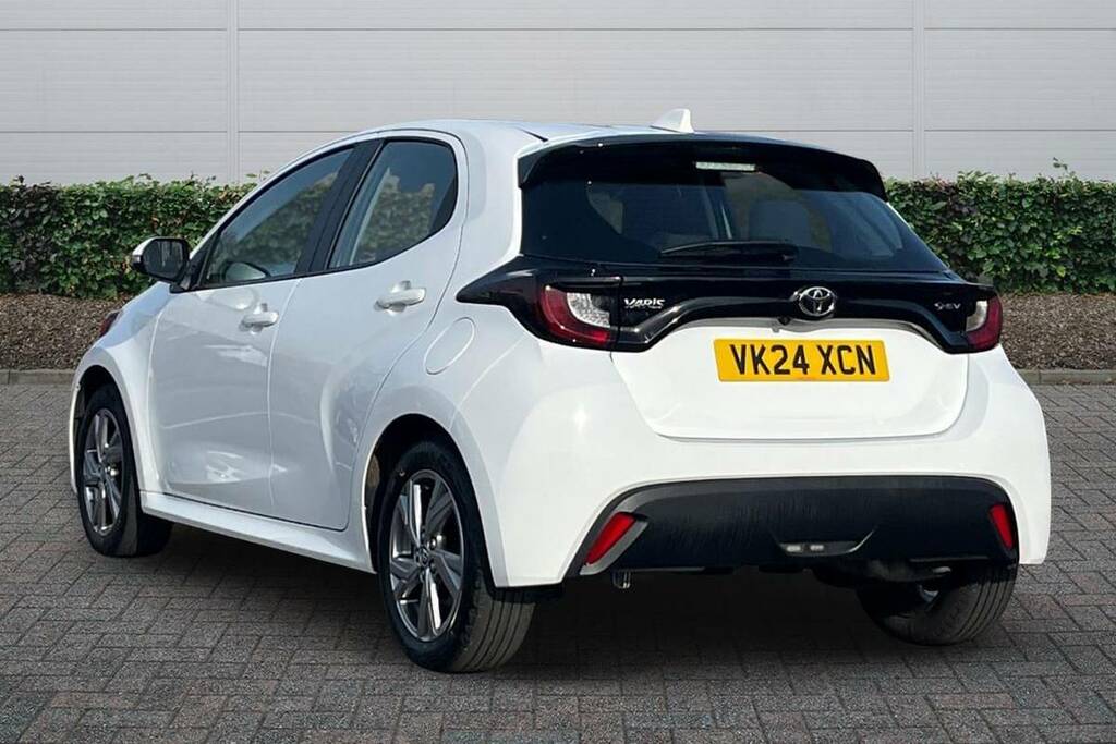 Toyota Yaris 1.5 Hybrid Icon Cvt White #2