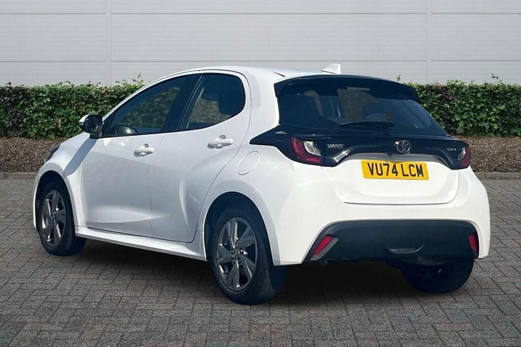 Toyota Yaris 1.5 Hybrid Icon Cvt VU74LCM White #2