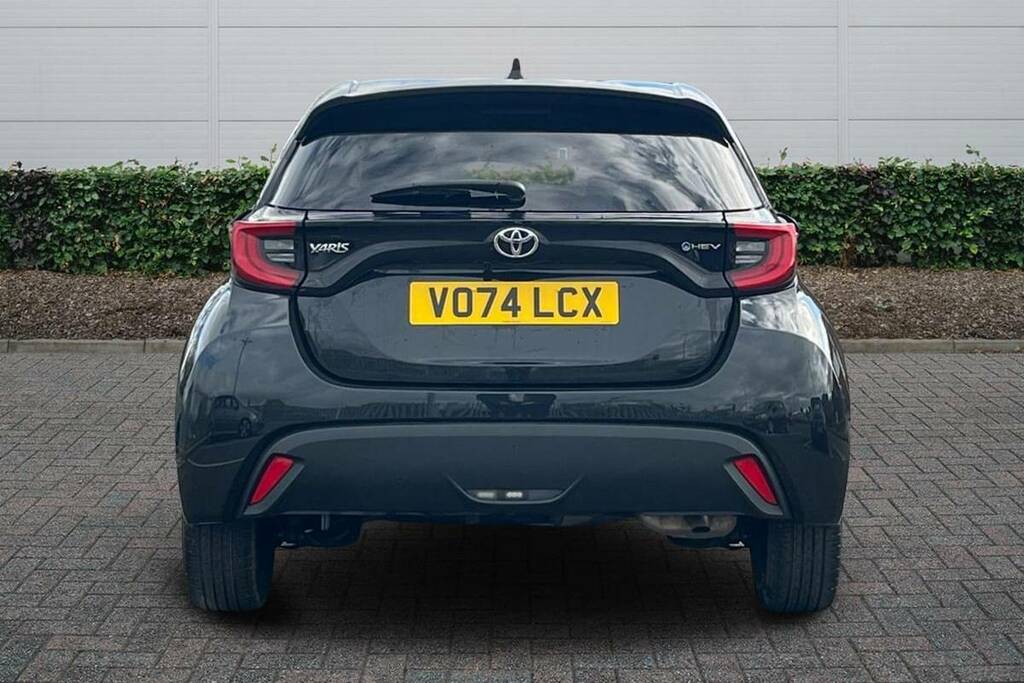 Toyota Yaris 1.5 Hybrid Design Cvt Black #4