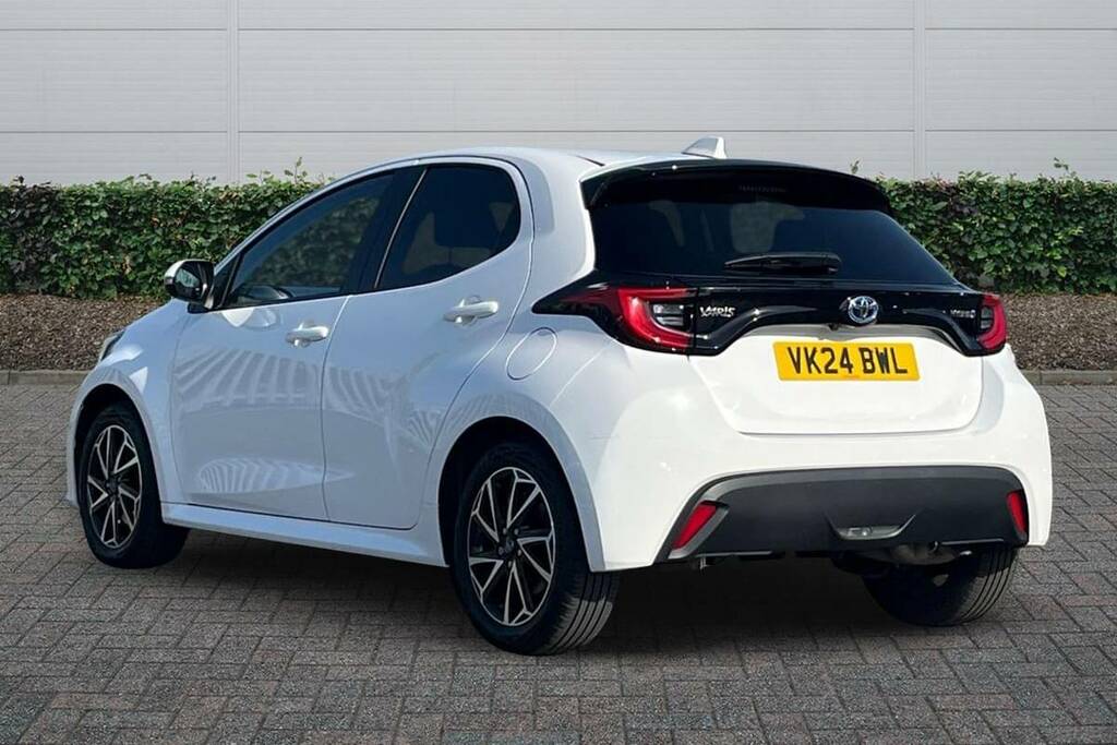 Toyota Yaris 1.5 Hybrid Design Cvt White #2
