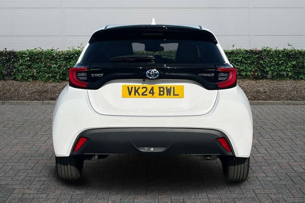 Toyota Yaris 1.5 Hybrid Design Cvt White #4