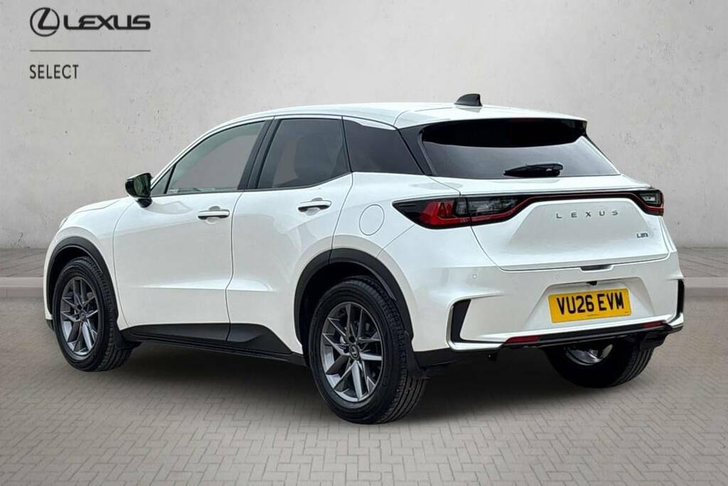 Lexus LBX 1.5 Premium E-cvt White #4