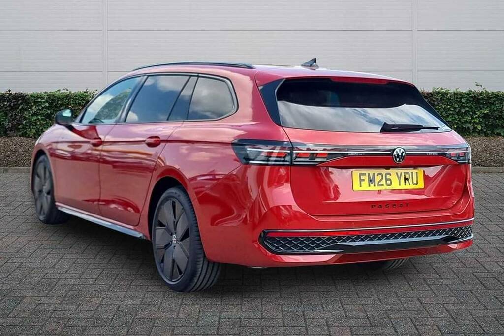 Volkswagen Passat 1.5 Etsi R-line Dsg Red #3