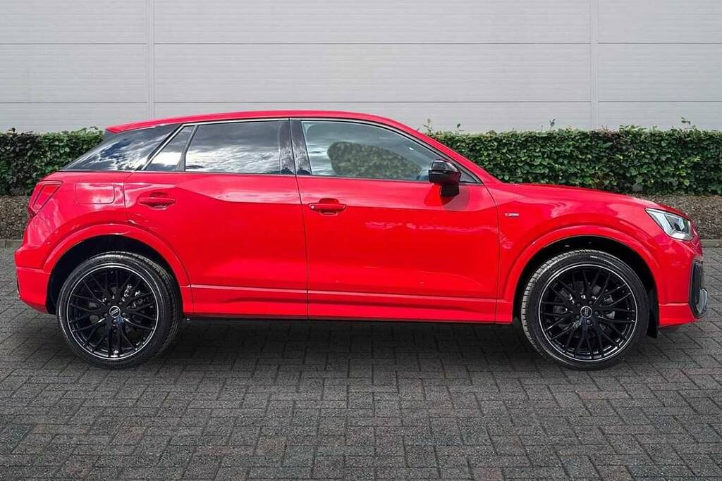 Audi Q2 35 Tfsi Black Edition S Tronic VN26YGD Red #4