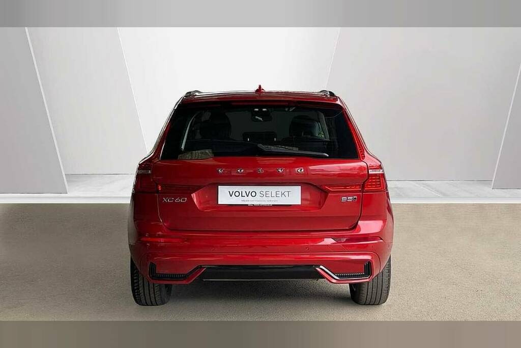 Volvo XC60 2.0 B5p Plus Dark Awd Geartronic Red #4