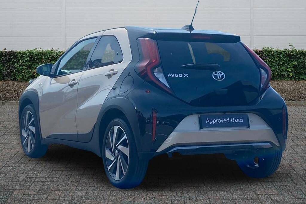 Toyota Aygo X 1.0 Vvt-i Exclusive Beige #2