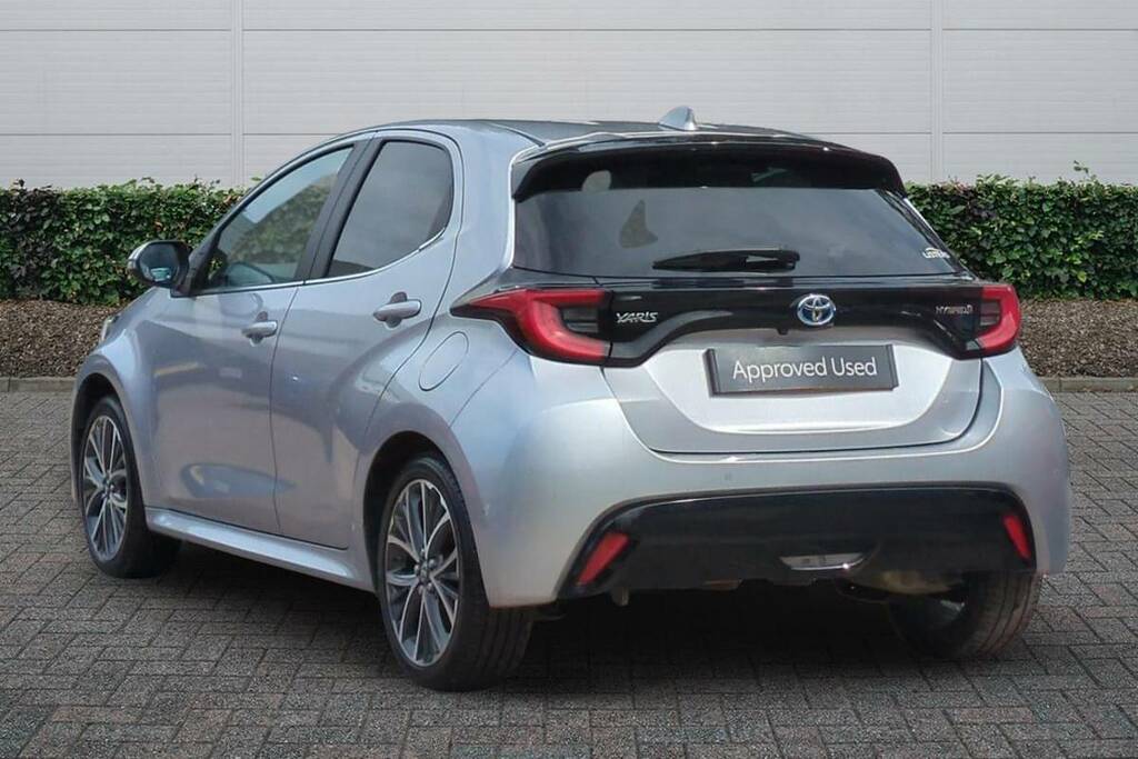 Toyota Yaris 1.5 Hybrid Excel Cvt Silver #2