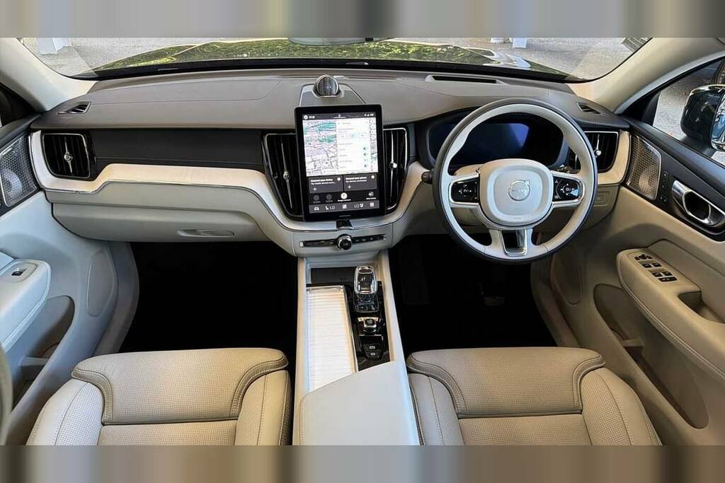 Volvo XC40 Plus, B3 Mild Hybrid, Dark  #5
