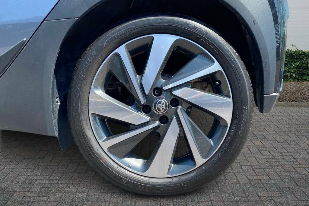 Toyota Aygo X 1.0 Vvt-i Edge Parking #6