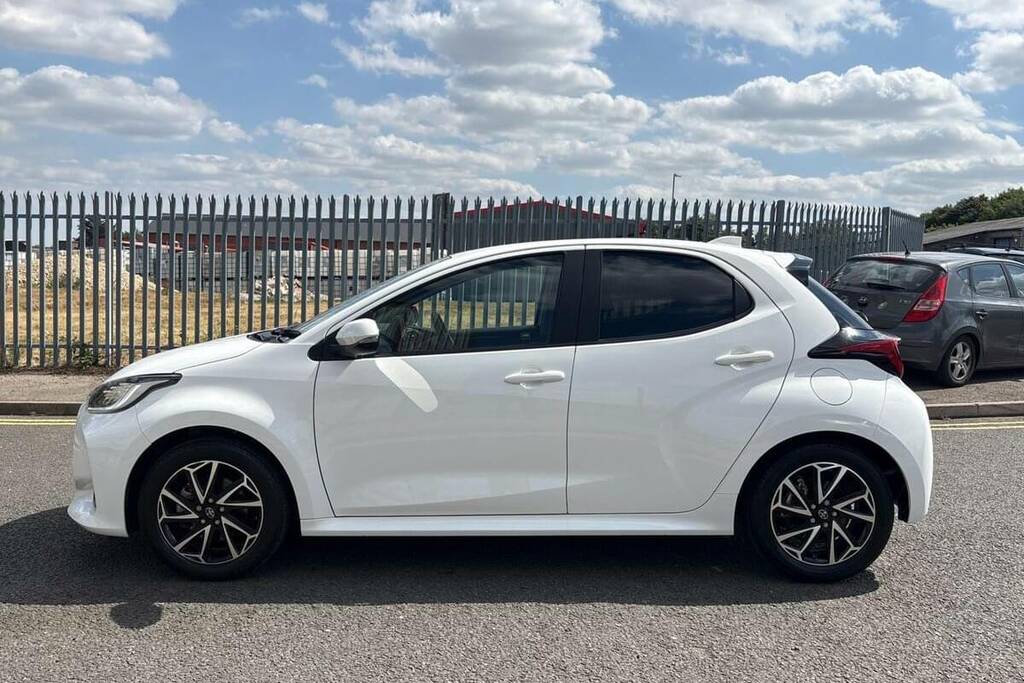 Toyota Yaris 1.5 Hybrid Design Cvt White #4