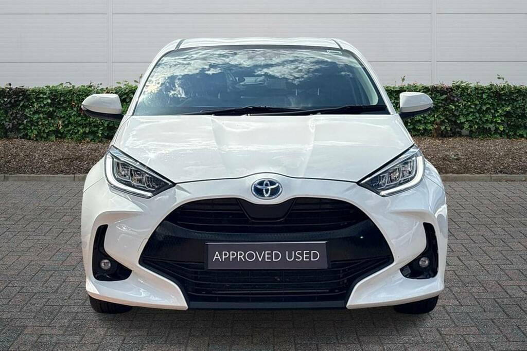 Toyota Yaris 1.5 Hybrid Design Cvt White #2