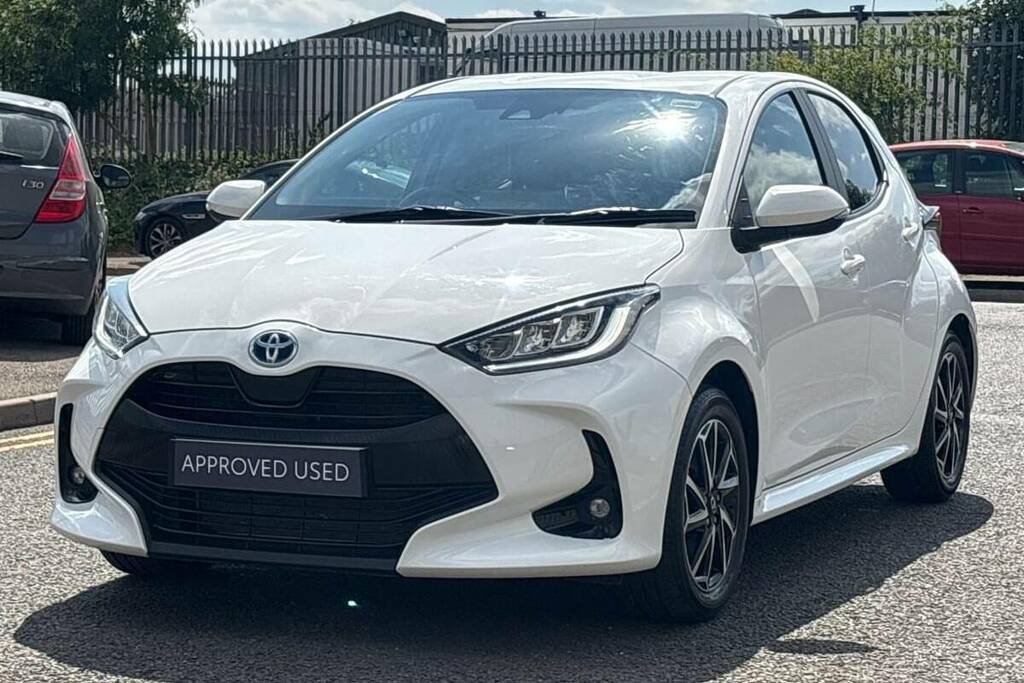 Toyota Yaris 1.5 Hybrid Design Cvt White #3