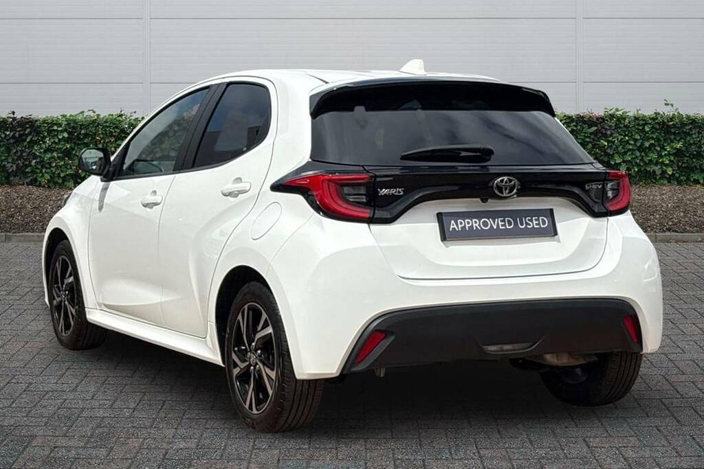 Toyota Yaris 1.5 Hybrid Design Cvt White