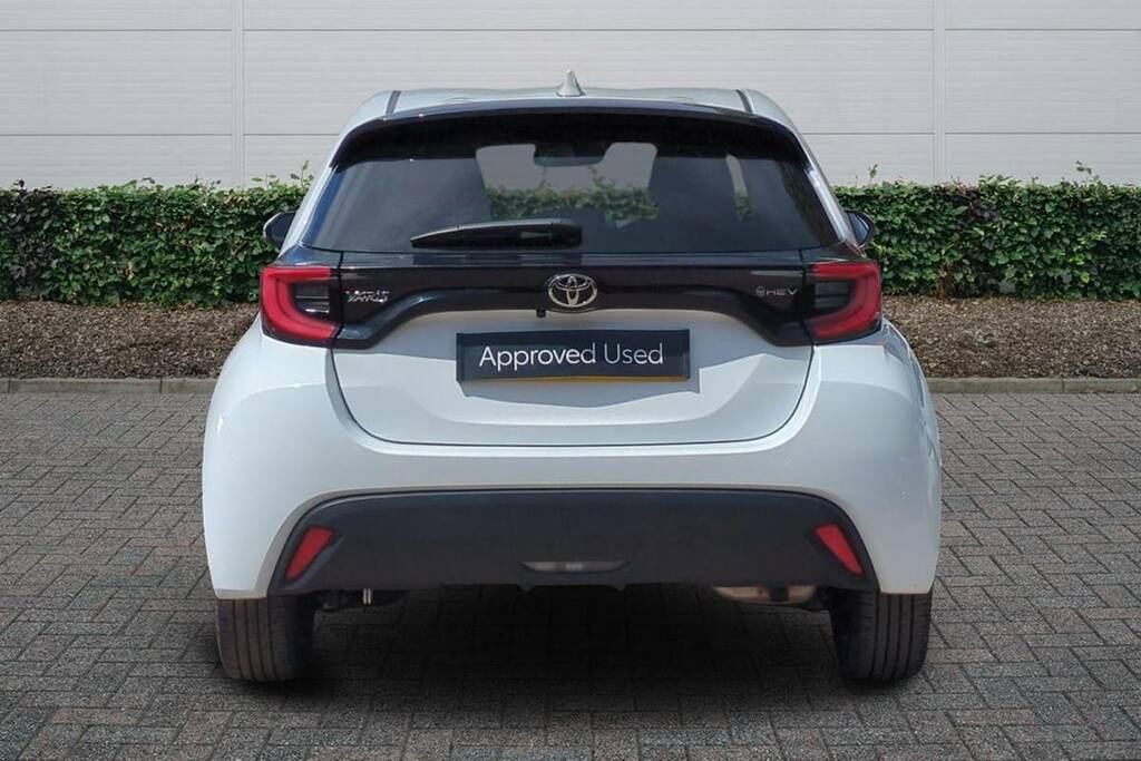 Toyota Yaris 1.5 Hybrid Design Cvt White #4