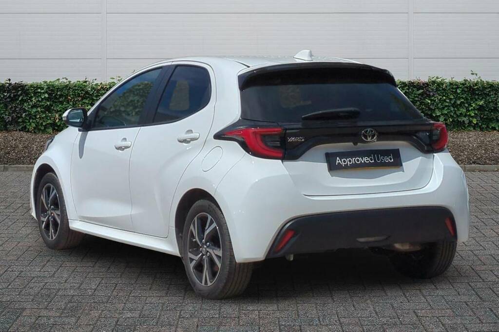 Toyota Yaris 1.5 Hybrid Design Cvt White #2