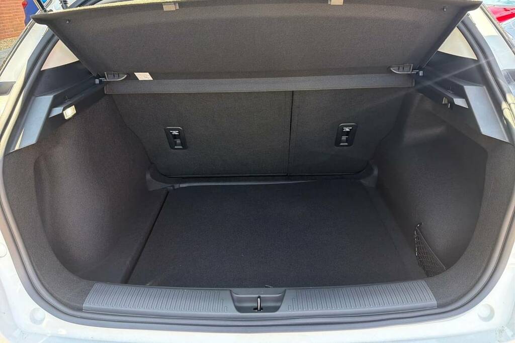 MG MG4 150Kw Se Nav Ev Long Range 64Kwh KR26YDL White #2