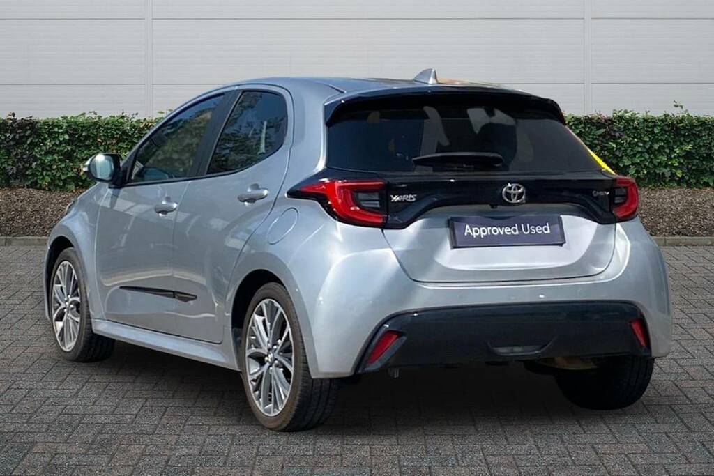 Toyota Yaris 1.5 Hybrid Excel Cvt Silver #2