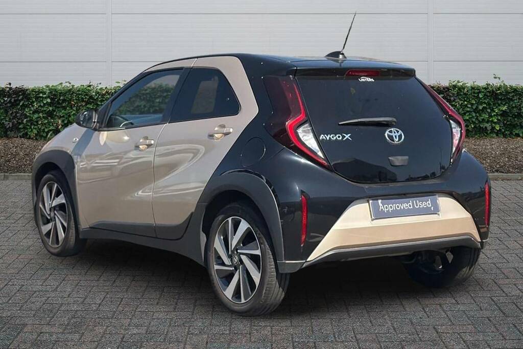 Toyota Aygo X 1.0 Vvt-i Edge Beige #2