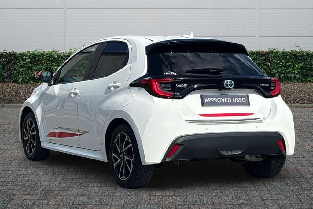 Toyota Yaris 1.5 Hybrid Design Cvt Nav FX73YTH White #2