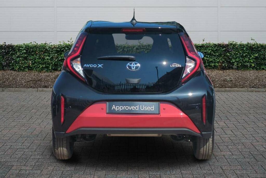 Toyota Aygo X 1.0 Vvt-i Edge Parking Red #4