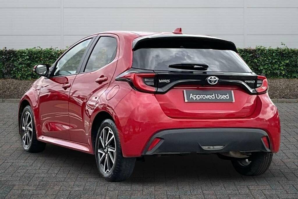 Toyota Yaris 1.5 Hybrid Design Cvt Red #2