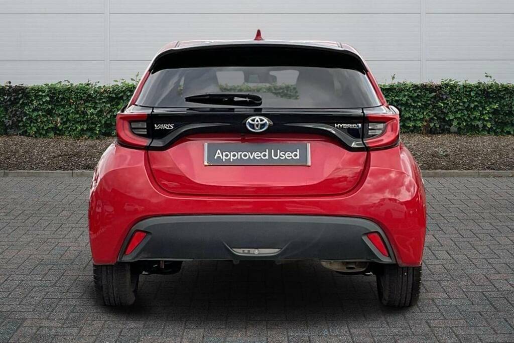 Toyota Yaris 1.5 Hybrid Design Cvt Red #4