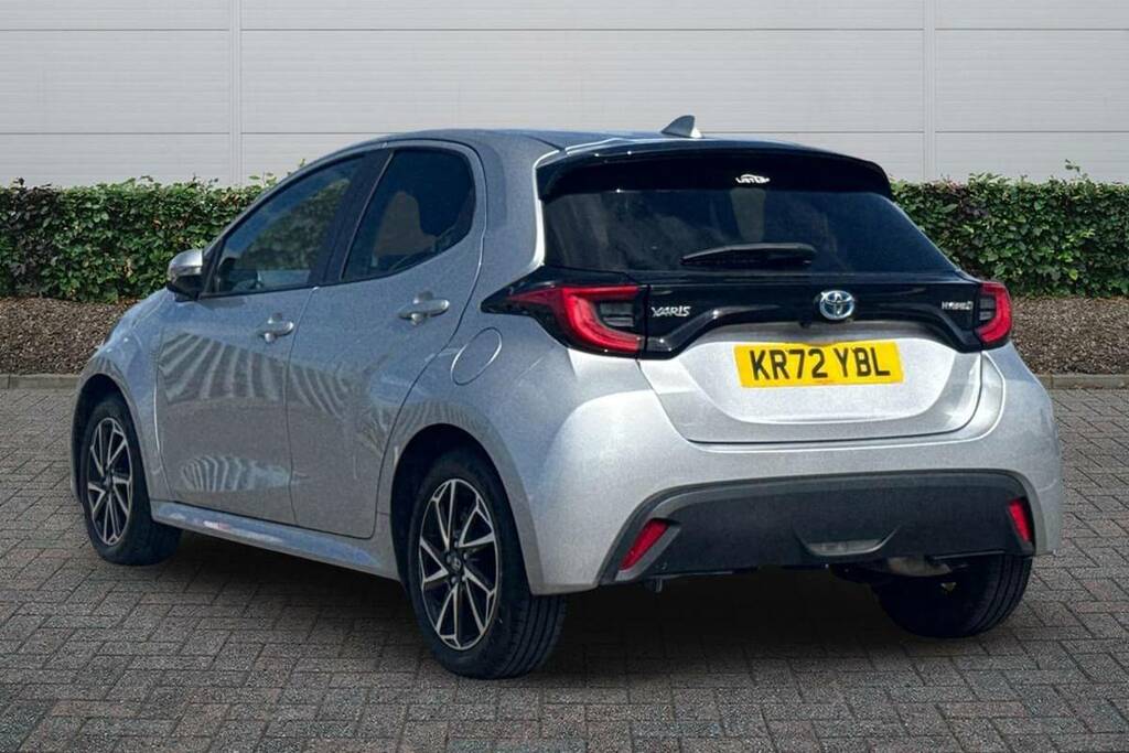 Toyota Yaris 1.5 Hybrid Design Cvt Silver #2