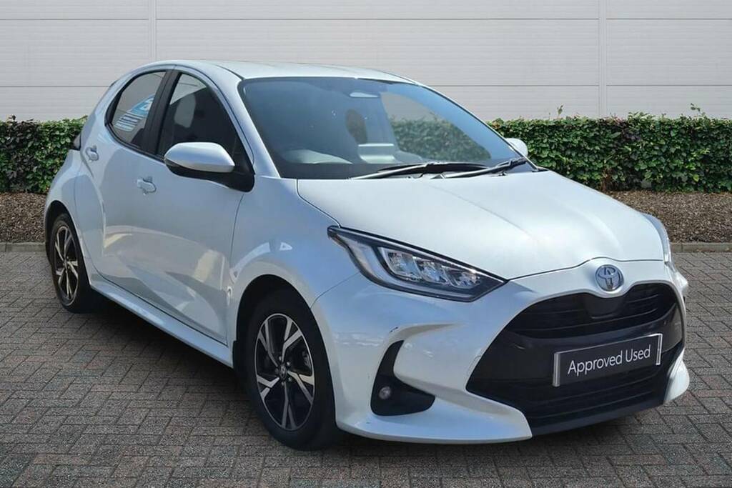 Toyota Yaris 1.5 Hybrid Design Cvt White