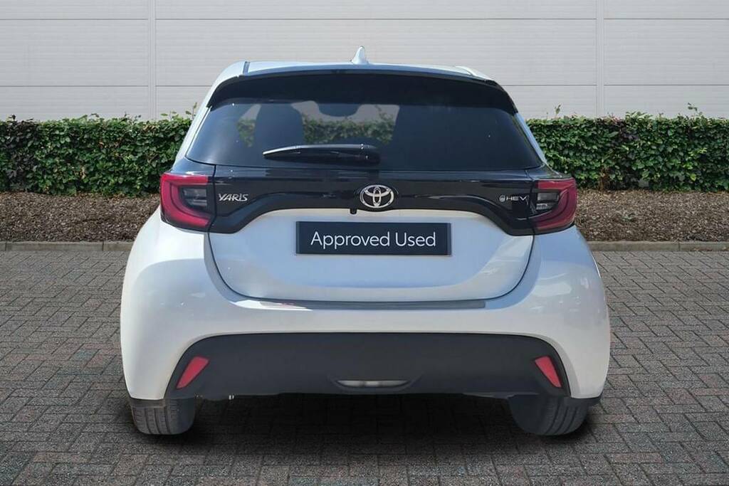 Toyota Yaris 1.5 Hybrid Design Cvt White #4