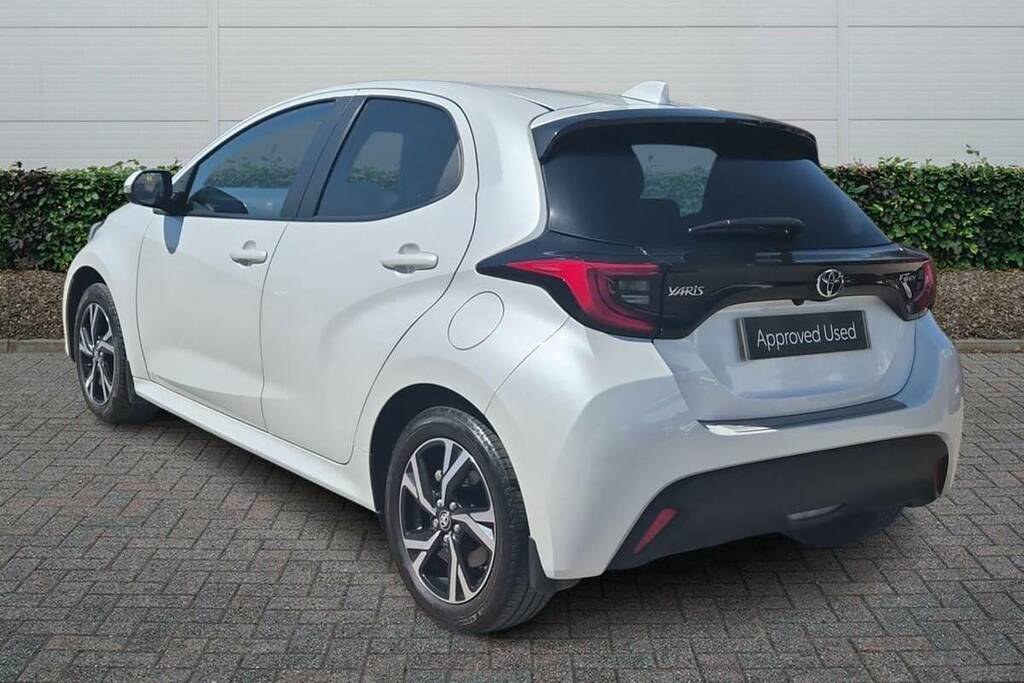 Toyota Yaris 1.5 Hybrid Design Cvt White #2