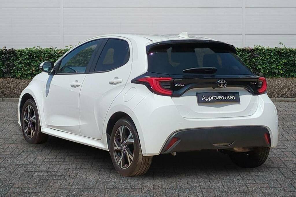 Toyota Yaris 1.5 Hybrid Design Cvt White #2