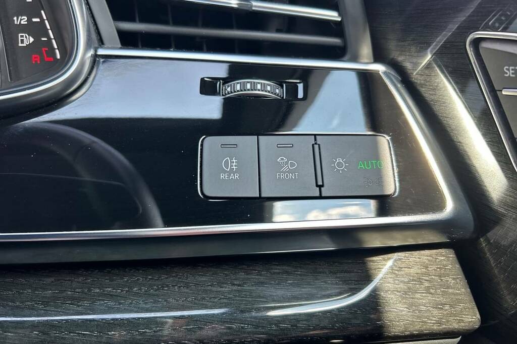 Audi Q7 Petrol White #9