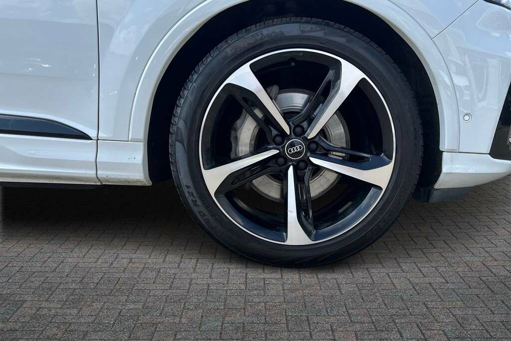 Audi Q7 Petrol White #19