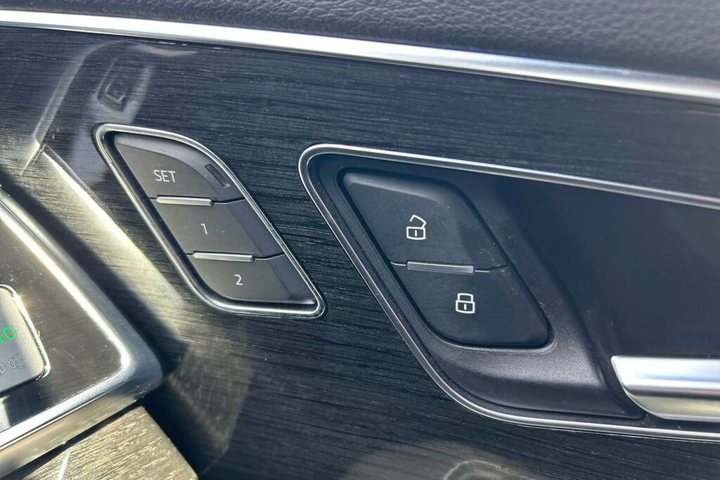 Audi Q7 Petrol White #11