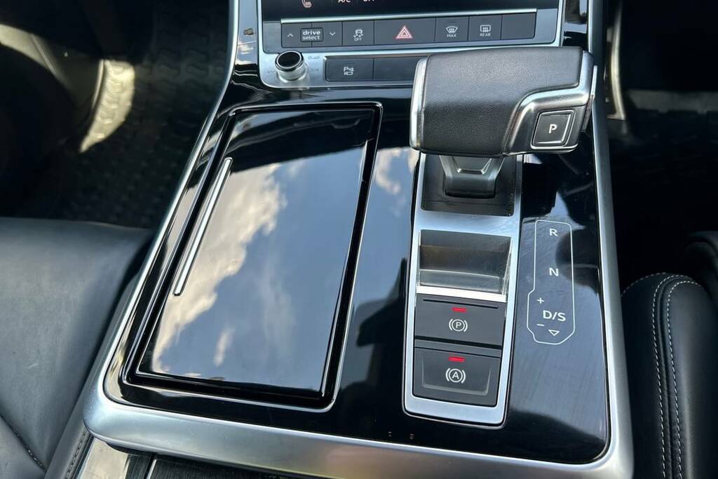 Audi Q7 Petrol White #7