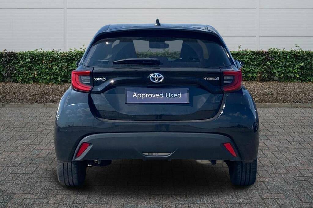 Toyota Yaris 1.5 Hybrid Design Cvt Black #4