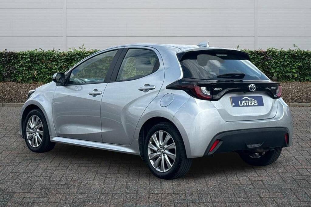 Toyota Yaris 1.5 Hybrid Icon Cvt FG73PGV Silver #2