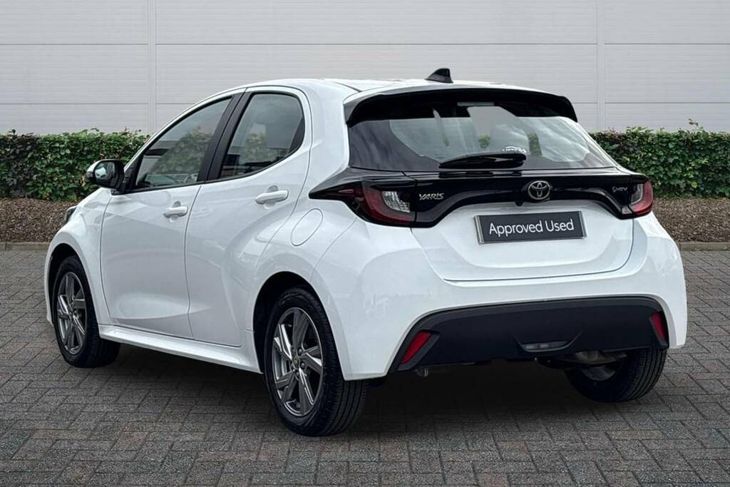 Toyota Yaris 1.5 Hybrid Icon Cvt FV26HMY White #2