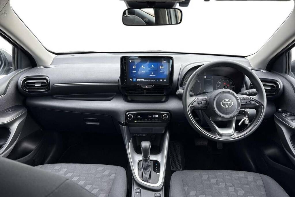 Toyota Yaris 1.5 Hybrid Icon Cvt FV26HMY White #6