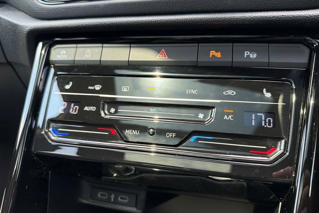 Volkswagen T-Roc Black Edition White #10