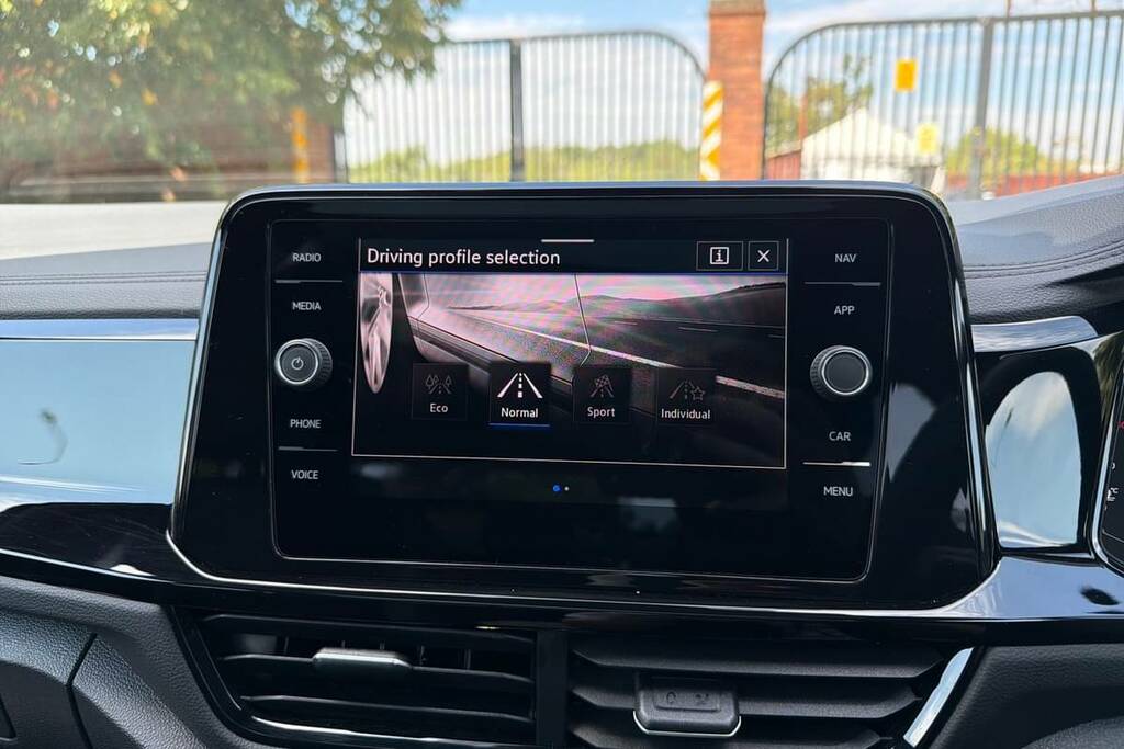 Volkswagen T-Roc 1.5 Tsi Black Edition Plus White #6