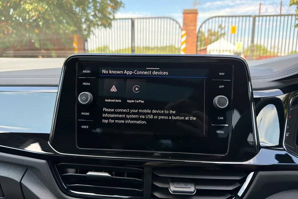 Volkswagen T-Roc Black Edition White #7