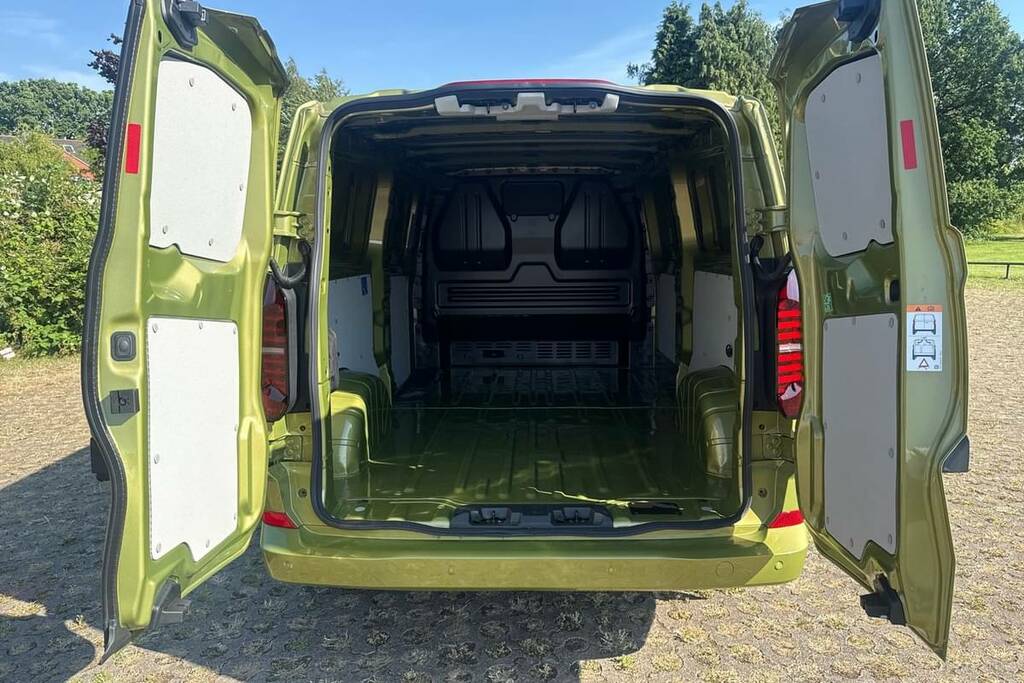 Volkswagen E-Transporter 100Kw 65Kwh Commerce Plus Van Green #2